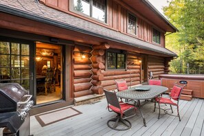 Outdoor dining - Sticks & Stones Lodge | Luxe Mountain Cabin | Private Deck & Hot Tub | Near Slopes (Steamboat Springs)