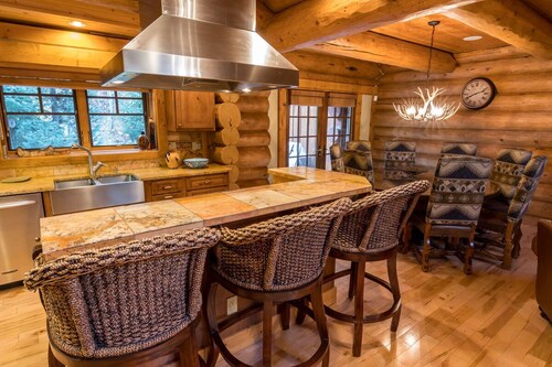 Sticks & Stones Lodge | Luxe Mountain Cabin | Private Deck & Hot Tub | Near Slopes