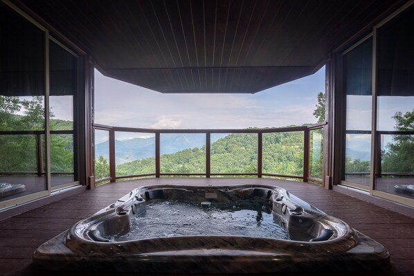 Interior - Beautiful 4 bedroom chalet with million dollar views (Gatlinburg)