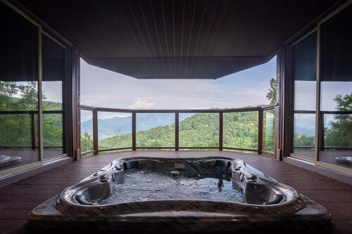 Kaunis 4 makuuhuoneen chalet, jossa miljoonan dollarin näkymät