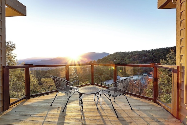 Beautiful sunrise over Mount Le Conte