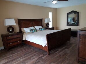 3 bedrooms, iron/ironing board, travel cot, free WiFi - Vacation Pool Home - On 200ft Wide, Sailboat access Canal - SE Cape Coral! (Cape Coral)