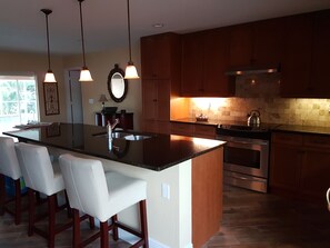 冷蔵庫、電子レンジ、オーブン、コンロ