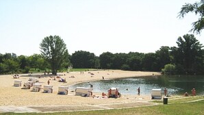 A beach with sun loungers and a lake. - small cozy, lovingly furnished holiday house for 2 people (Dresden)