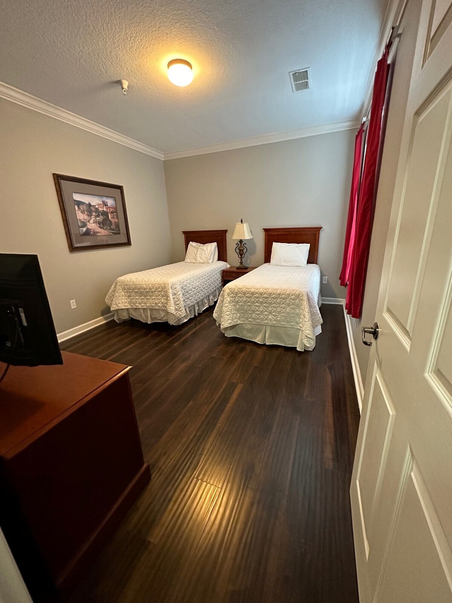 Third bedroom with two twin beds and TV