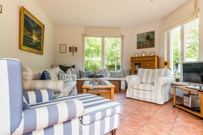 Smart TV, reproductor de DVD, tenis de mesa y libros 