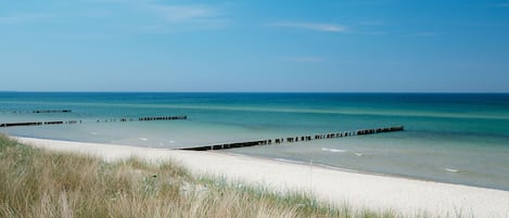 Nära stranden och solstolar