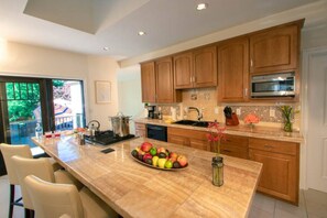 Fridge, microwave, oven, stovetop - Park Place · Park Place - Across from Pioneer Park (Walla Walla)