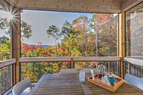 Mtn. Views, Hot Tub, Garage w/EV Charger, 10 min. to DT and Biltmore House