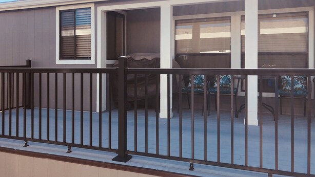 Un immeuble résidentiel doté d’un patio couvert, d’un garage et d’un balcon clôturé.