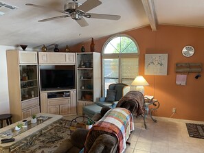 Smart-TV, Kamin, Tischtennisplatte