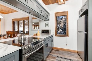 Frigorifero, microonde, forno, piano cottura