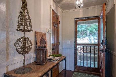 Perfect Upscale 2/2 Indoor/Outdoor Living 4100 elv. 0.8 mi to Main St. New HVAC