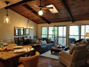 Smart-tv, een open haard, boeken en een stereo