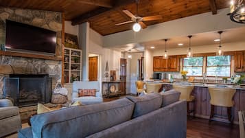 Smart TV, caminetto, libri, impianto stereo