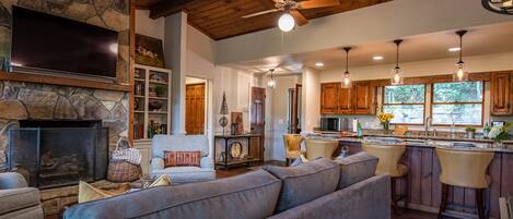 TV connectée, cheminée, livres, chaîne hi-fi