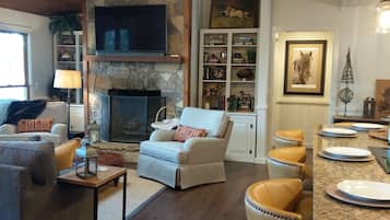 Una Smart TV, una chimenea, libros, un reproductor estéreo