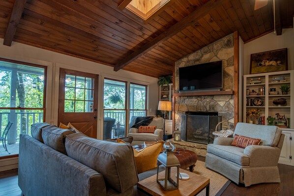 Smart-tv, een open haard, boeken en een stereo