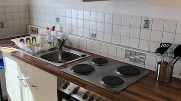 Refrigerador, horno, parrilla de estufa y cafetera y tetera