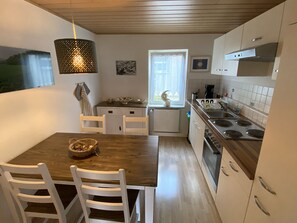 Frigorífico, horno, placa de cocina y cafetera o tetera