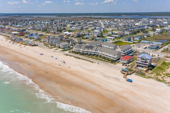 Sulla spiaggia, lettini da mare