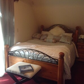 5 bedrooms, free WiFi, bed sheets, wheelchair access