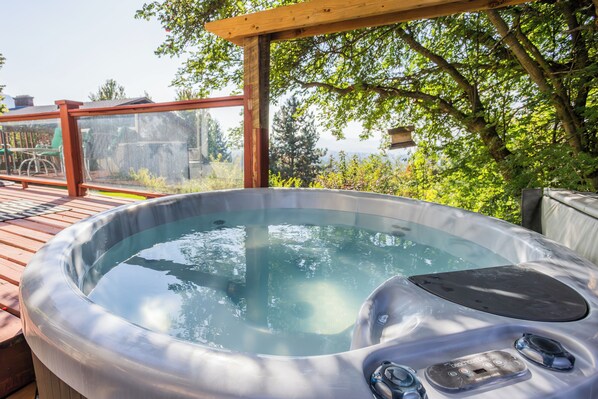 Outdoor spa tub - Gala House with views overlooking lakes and Vernon in North Okanagan (Vernon)
