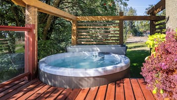 Bañera de hidromasaje al aire libre