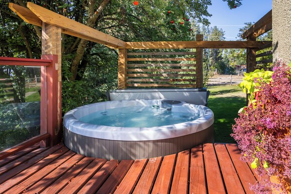 Bañera de hidromasaje al aire libre