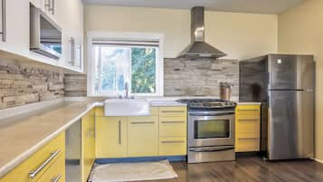 Frigorífico, microondas, horno y placa de cocina