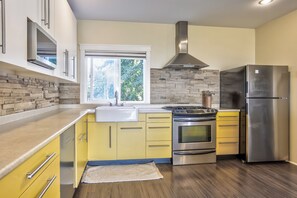 Frigorífico, microondas, horno y placa de cocina