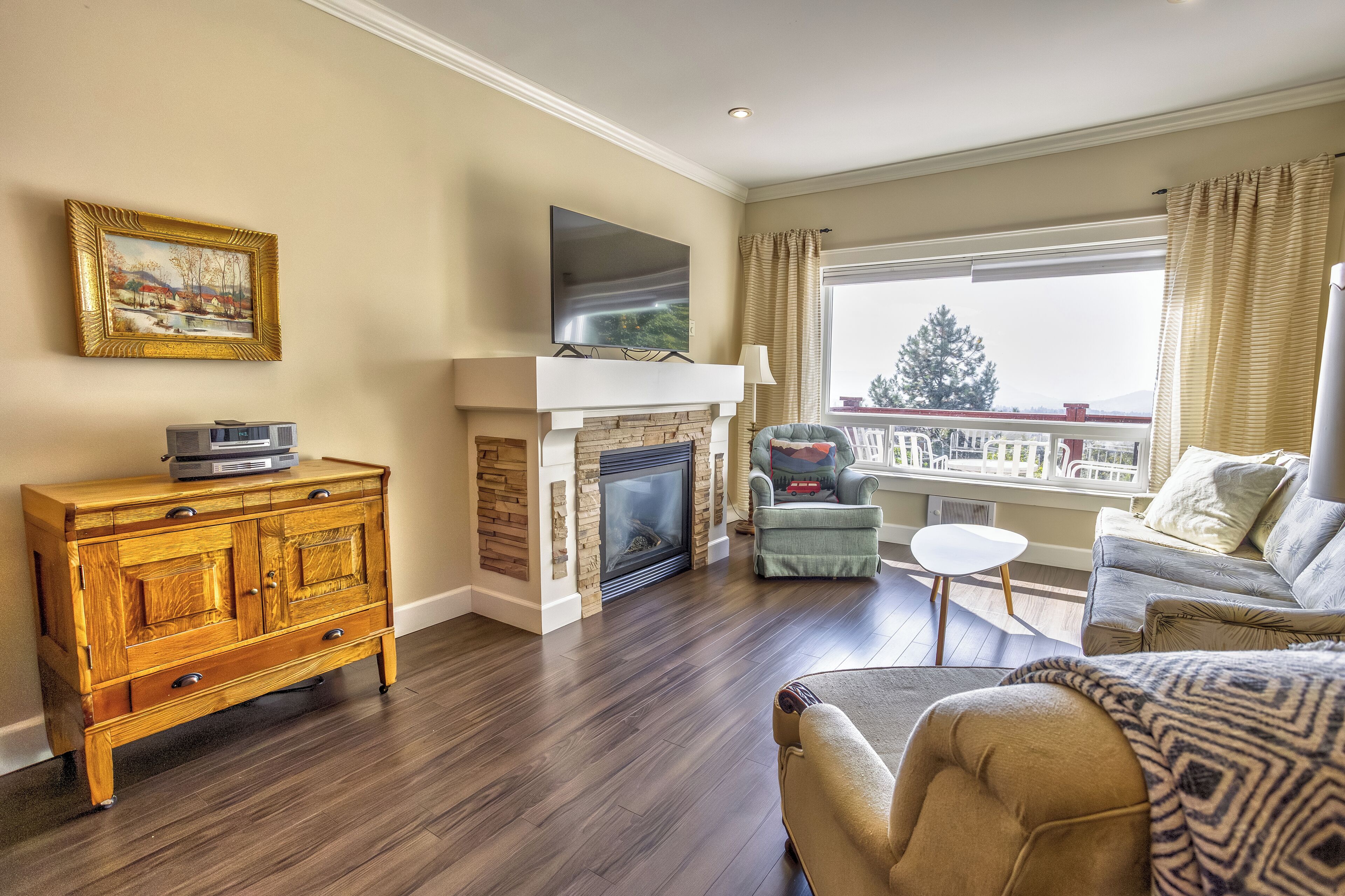 TV connectée, cheminée, livres, chaîne hi-fi