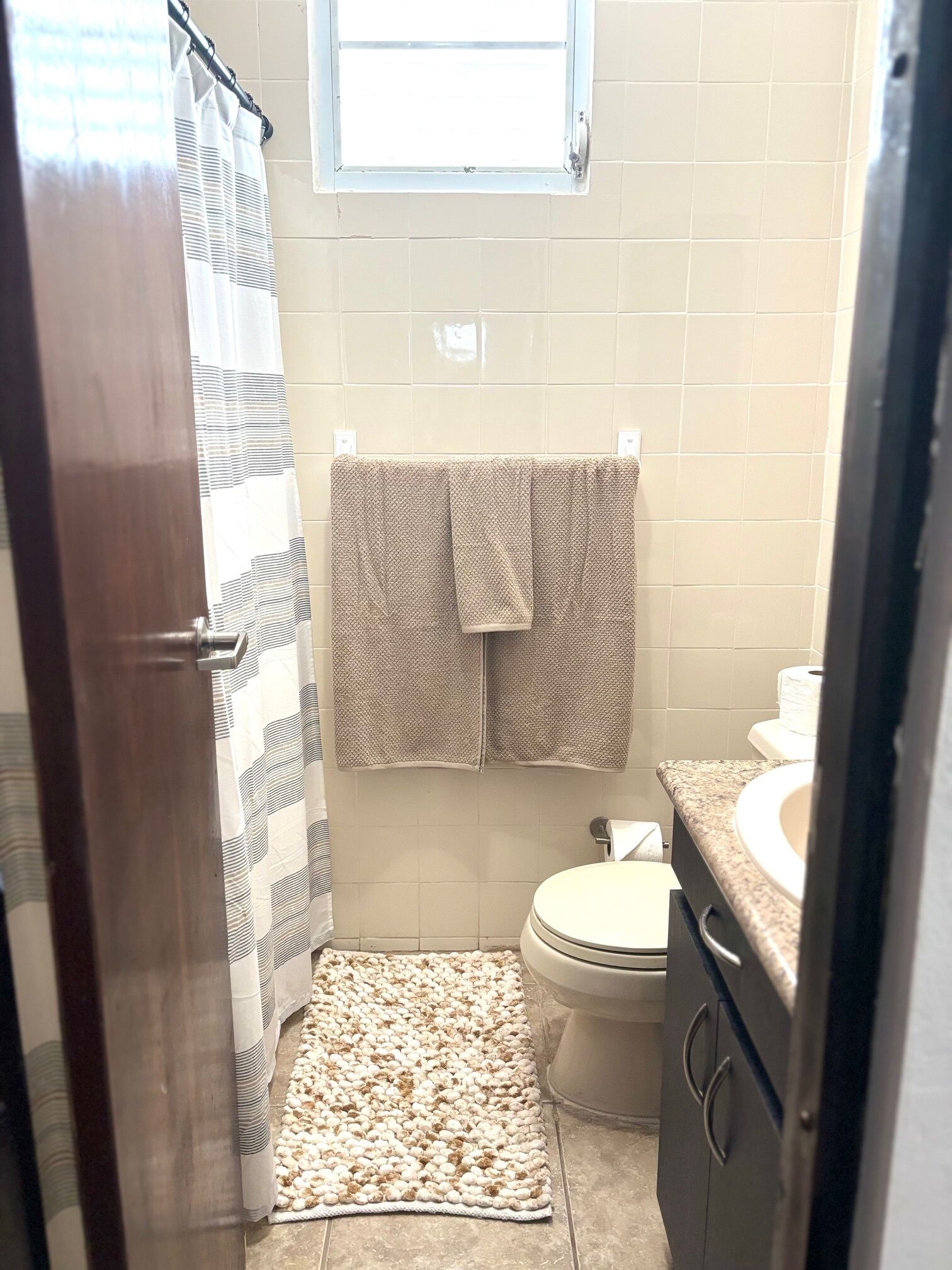 Combined shower/tub, towels, soap, toilet paper