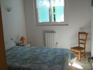 2 chambres, fer et planche Ă repasser