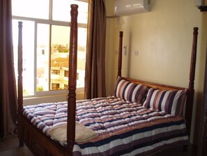 3 habitaciones, tabla de planchar con plancha, wifi y ropa de cama 