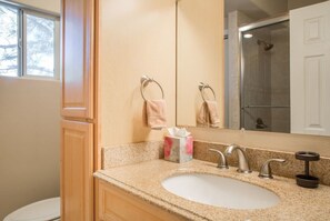 Ensemble douche/baignoire, sèche-cheveux, serviettes fournies