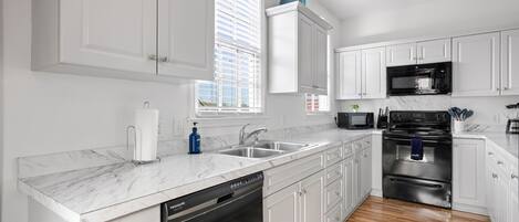 Refrigerador, microondas, horno, placa de cocina