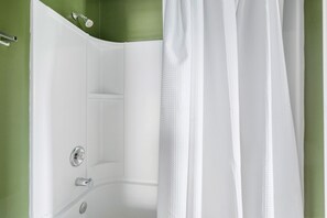 Secador de cabelo, sabonete, shampoo, papel higiênico