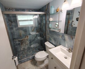 Dusche, Haartrockner, Handtücher, Seife