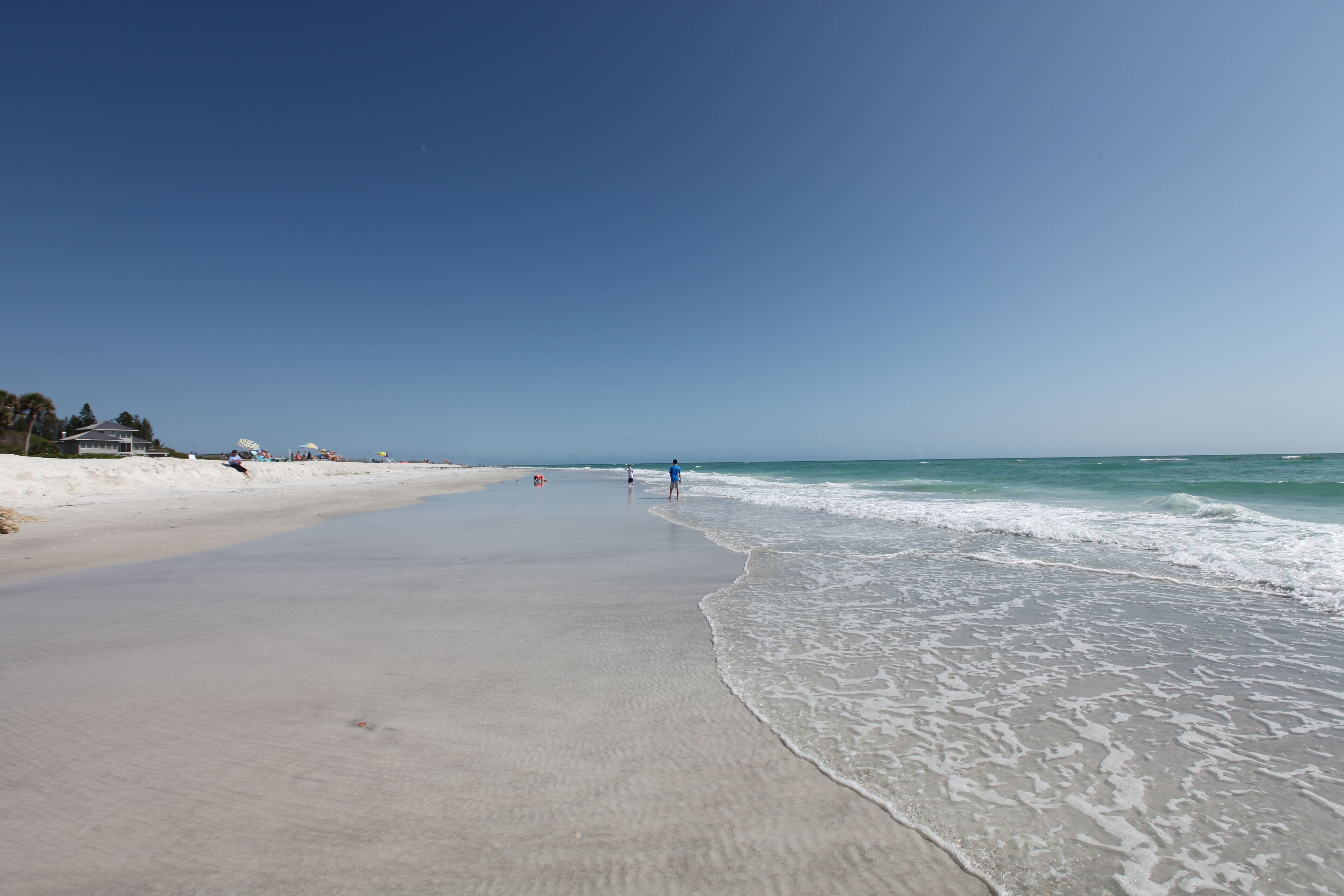 Beach nearby, sun-loungers, beach towels