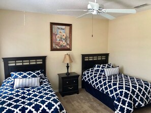 4 habitaciones, tabla de planchar con plancha, wifi y ropa de cama 