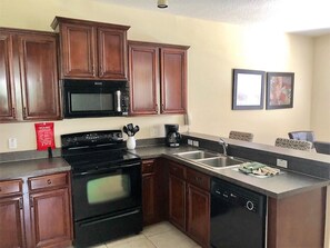 Kjøleskap, mikrobølgeovn, ovn og kokeplater