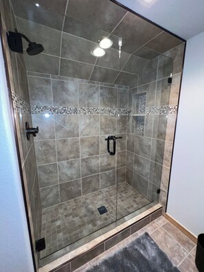 Combined shower/tub, hair dryer, towels, soap