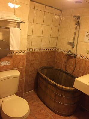 标准双人房 (Japanese) | 浴室 | 淋浴/盆浴组合、大花洒淋浴喷头、免费洗浴用品、吹风机