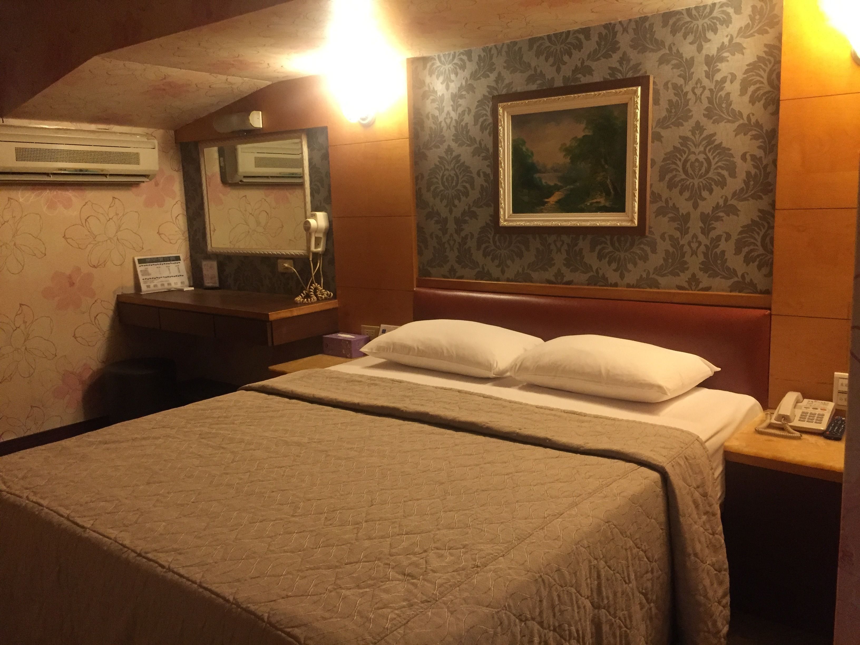 标准双人房 | 办公桌、遮光窗帘、免费 WiFi、床单