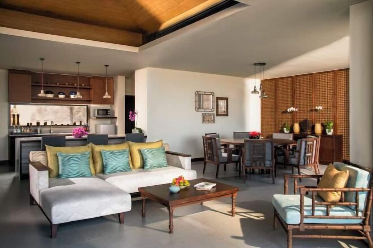 Living area | 49-inch LCD TV with cable channels
