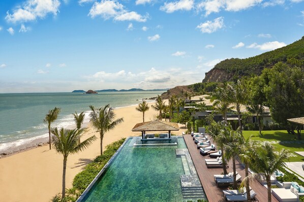 Un resort con piscina, playa y vistas al océano.