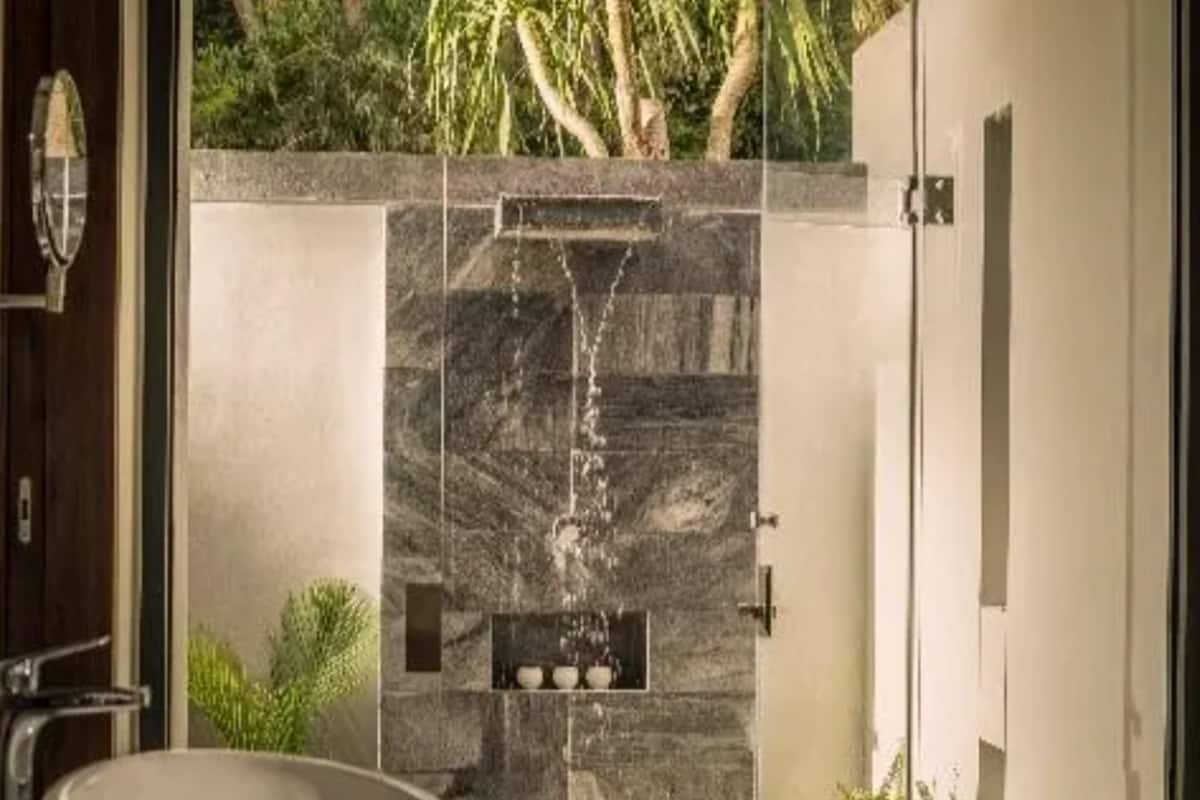 Separate bathtub and shower, rainfall showerhead, free toiletries