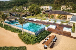 Piscina externa, funciona das 6h às 21h, espreguiçadeiras