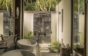 Villa, piscina privada, frente a la playa | Baño | Bañera y ducha independientes y cabezal de ducha tipo lluvia